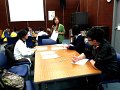 讀書會導師作家楊佩玲女士與本校參與同學討論工作紙的內容