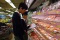 2B同學用心地在超市搜尋食品資料